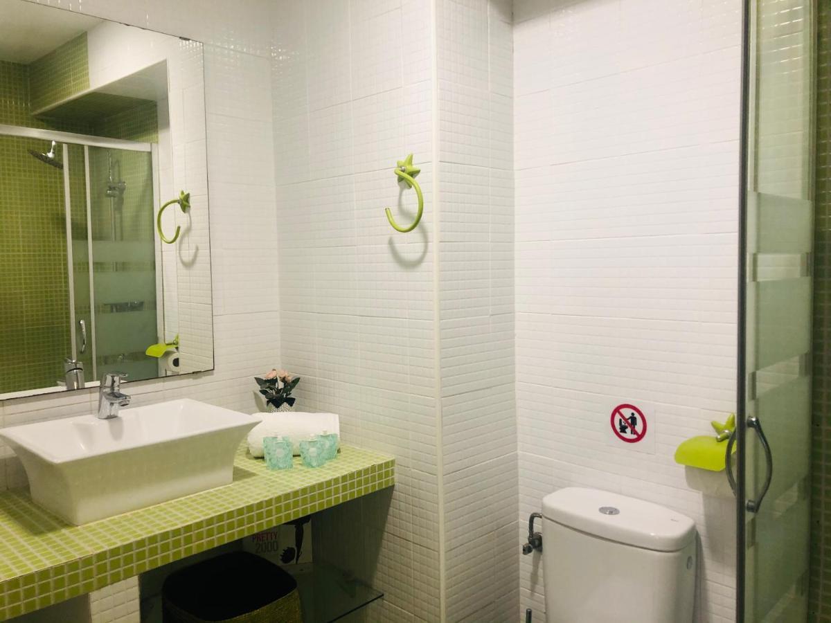 Kawaii Beachfront Malagueta Apartment Malaga Luaran gambar